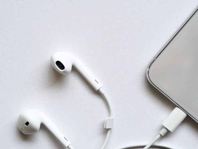 Apple earpods listening to podcast